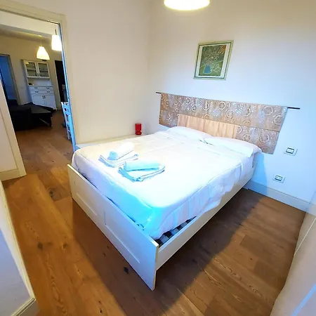 Leone Apartment *